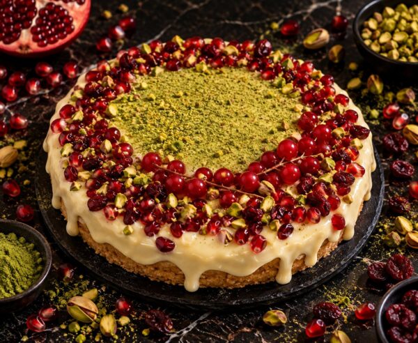 Tartă cu Matcha, coacăze roșii și rodie